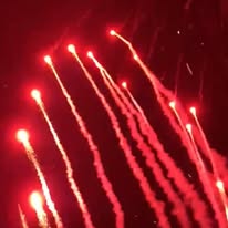 Efectos pirotécnicos rojos en el cielo