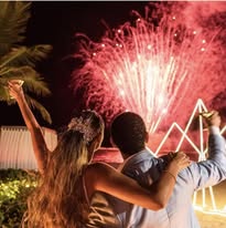 Pareja disfrutando show de pirotecnia