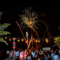Evento con invitados y fuegos artificiales