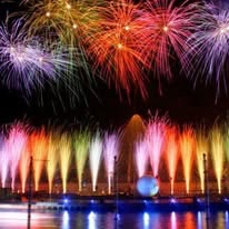 Show multicolor sobre el mar